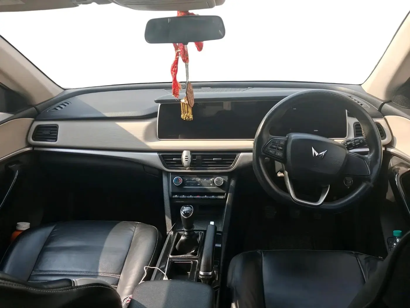 2022 Mahindra XUV700 AX 5 P MT 5 STR, Petrol, Manual, 32,295 km, interior