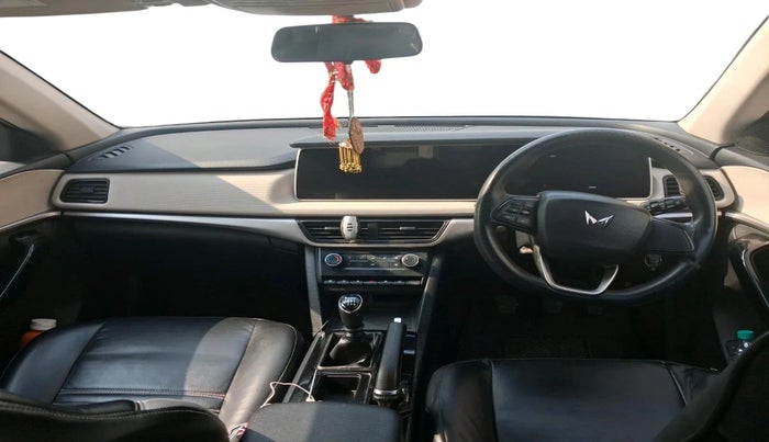 2022 Mahindra XUV700 AX 5 P MT 5 STR, Petrol, Manual, 32,295 km, interior