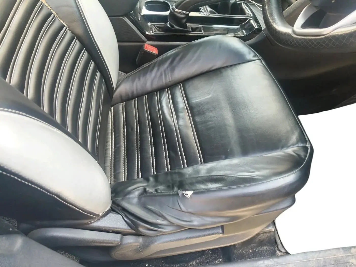2022 Mahindra XUV700 AX 5 P MT 5 STR, Petrol, Manual, 32,295 km, interior