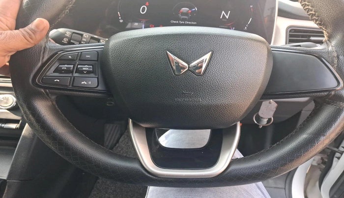 2022 Mahindra XUV700 AX 5 P MT 5 STR, Petrol, Manual, 32,295 km, interior