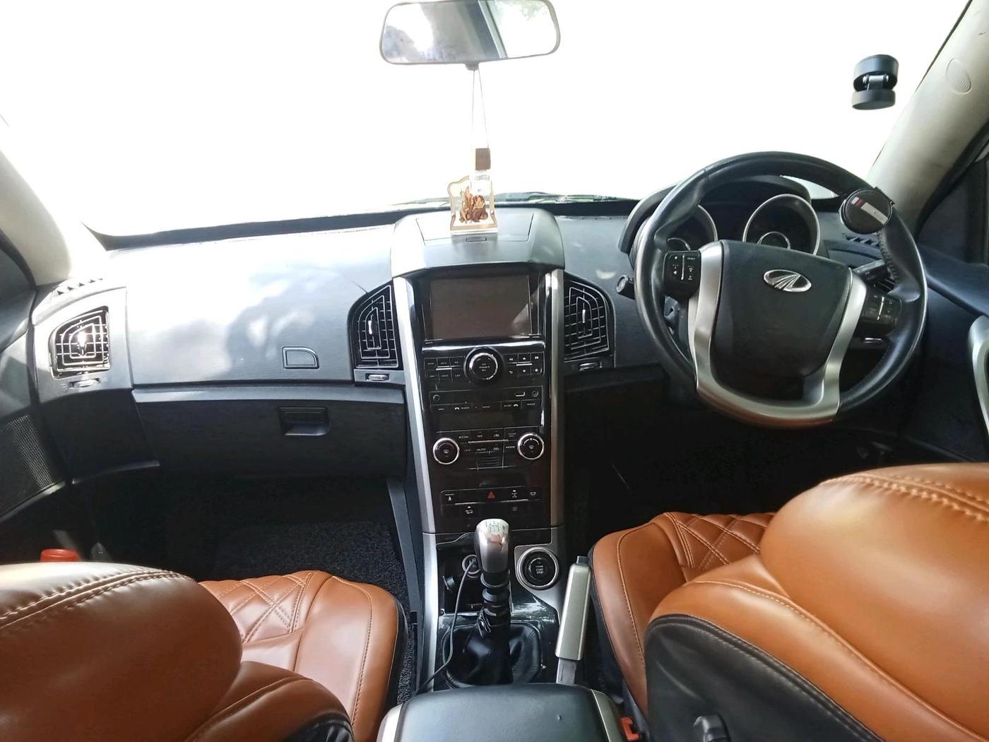 2018 Mahindra XUV500 W9, Diesel, Manual, 1,14,125 km, interior