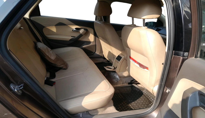 2015 Volkswagen Vento HIGHLINE 1.6 MPI, Petrol, Manual, 1,20,000 km, interior