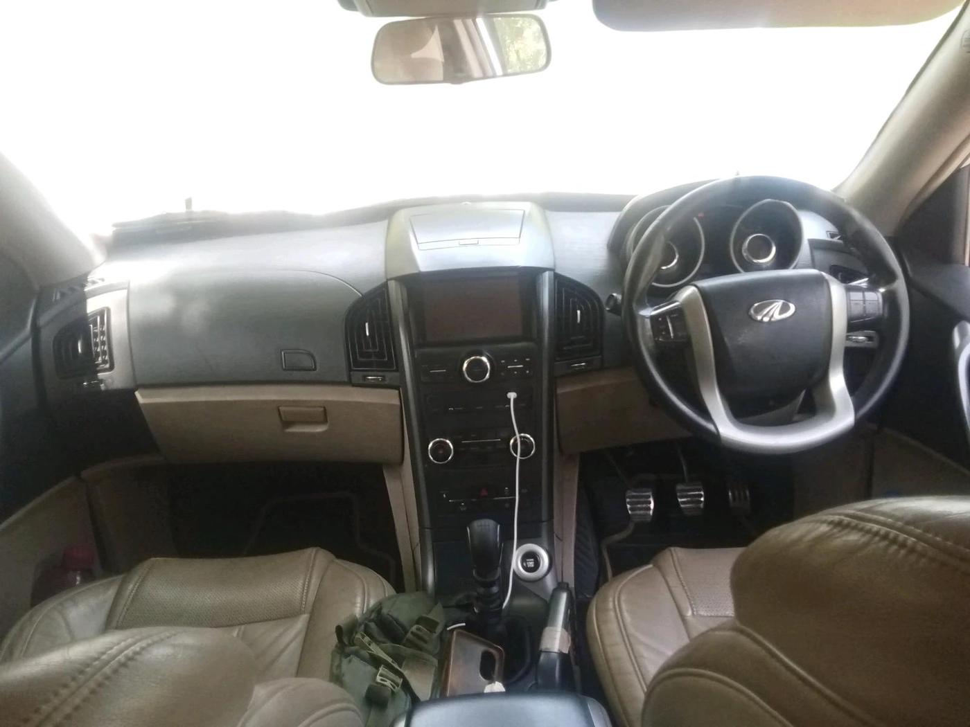 2017 Mahindra XUV500 W10, Diesel, Manual, 1,23,320 km, interior