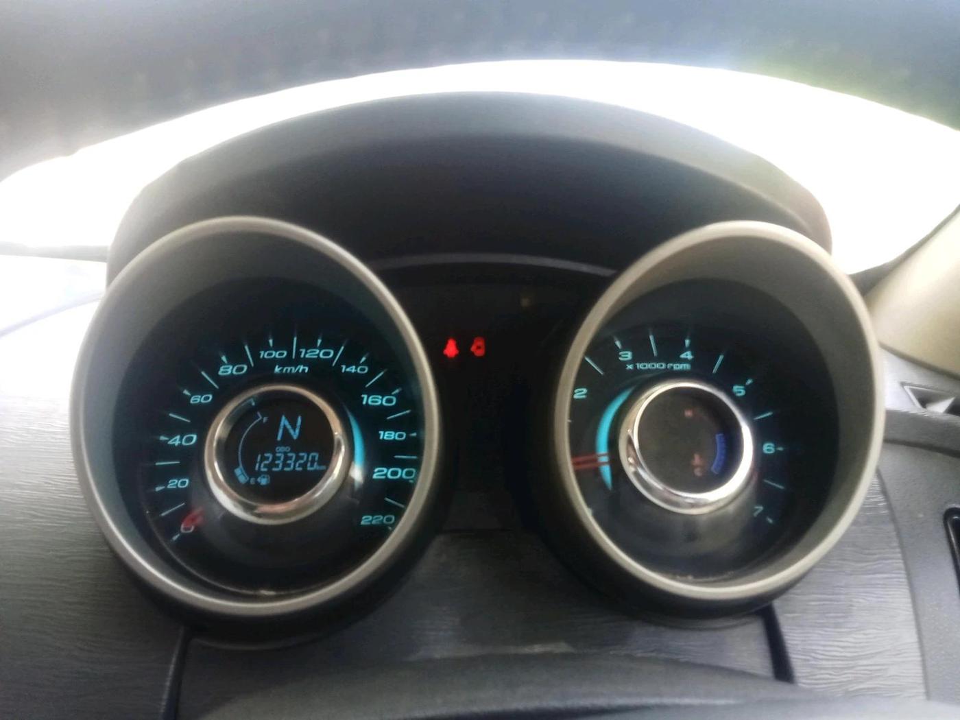 2017 Mahindra XUV500 W10, Diesel, Manual, 1,23,320 km, interior