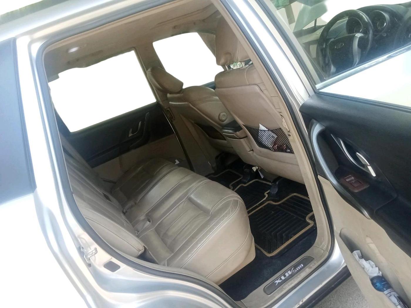 2017 Mahindra XUV500 W10, Diesel, Manual, 1,23,320 km, interior