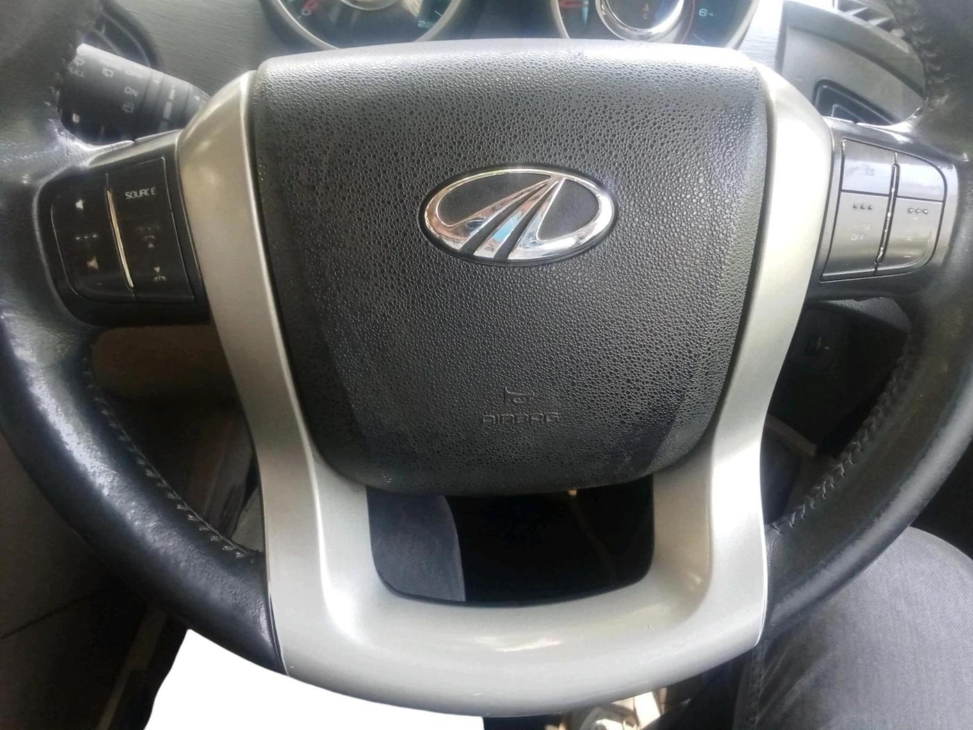 2017 Mahindra XUV500 W10, Diesel, Manual, 1,23,320 km, interior