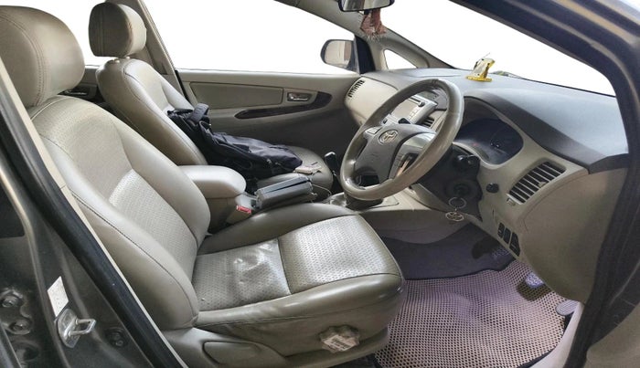 2014 Toyota Innova 2.5 VX 8 STR, Diesel, Manual, 1,45,716 km, interior