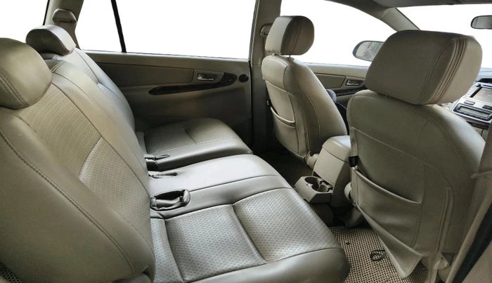 2014 Toyota Innova 2.5 VX 8 STR, Diesel, Manual, 1,45,716 km, interior
