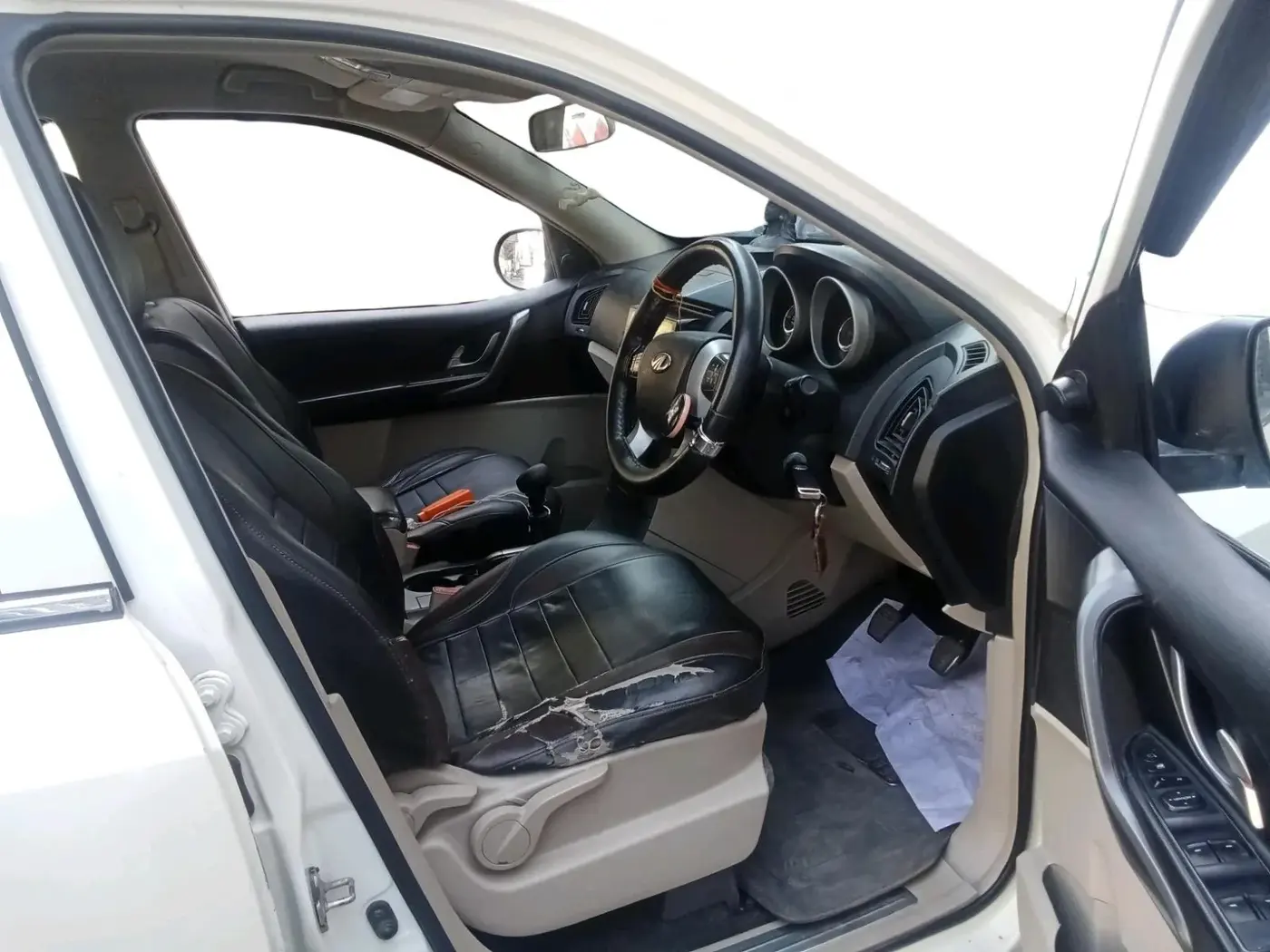 2017 Mahindra XUV500 W6, Diesel, Manual, 1,08,443 km, interior