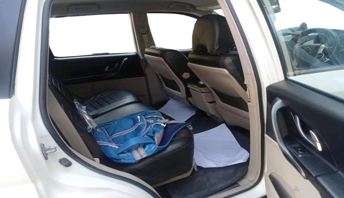 2017 Mahindra XUV500 W6, Diesel, Manual, 1,08,443 km, interior