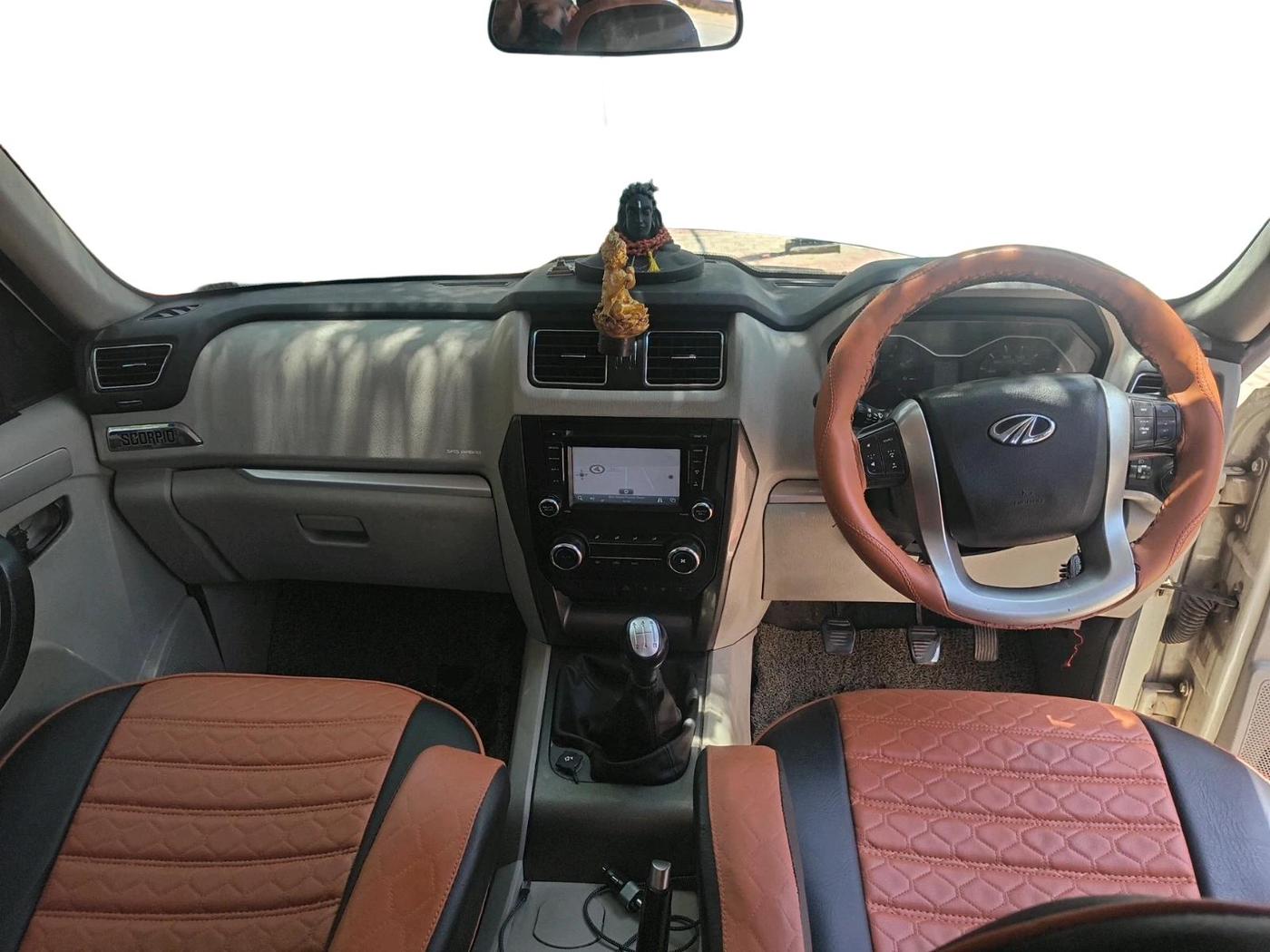 2015 Mahindra Scorpio S10, Diesel, Manual, 99,747 km, interior