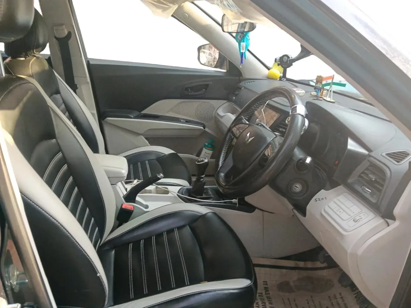 2023 Mahindra XUV300 W4 1.2 PETROL, Petrol, Manual, 51,017 km, interior