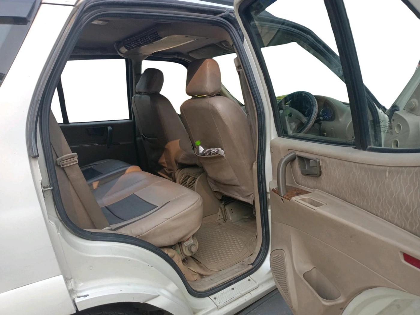 2012 Tata Safari 4X2 EX DICOR 2.2 VTT, Diesel, Manual, 10,10,000 km, interior