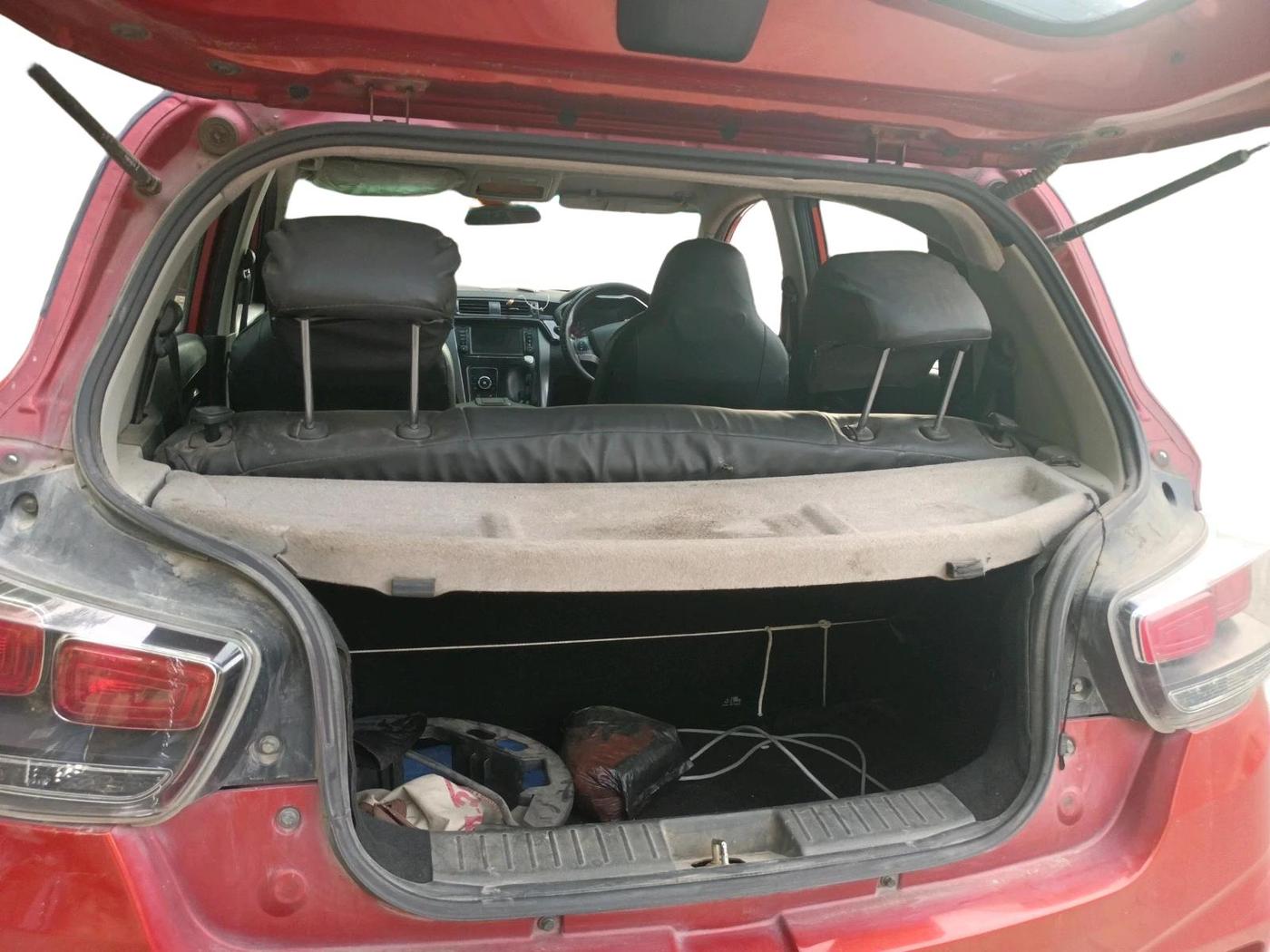 2018 Mahindra KUV 100 NXT K8 D 6 STR DUAL TONE, Diesel, Manual, 1,53,337 km, exterior