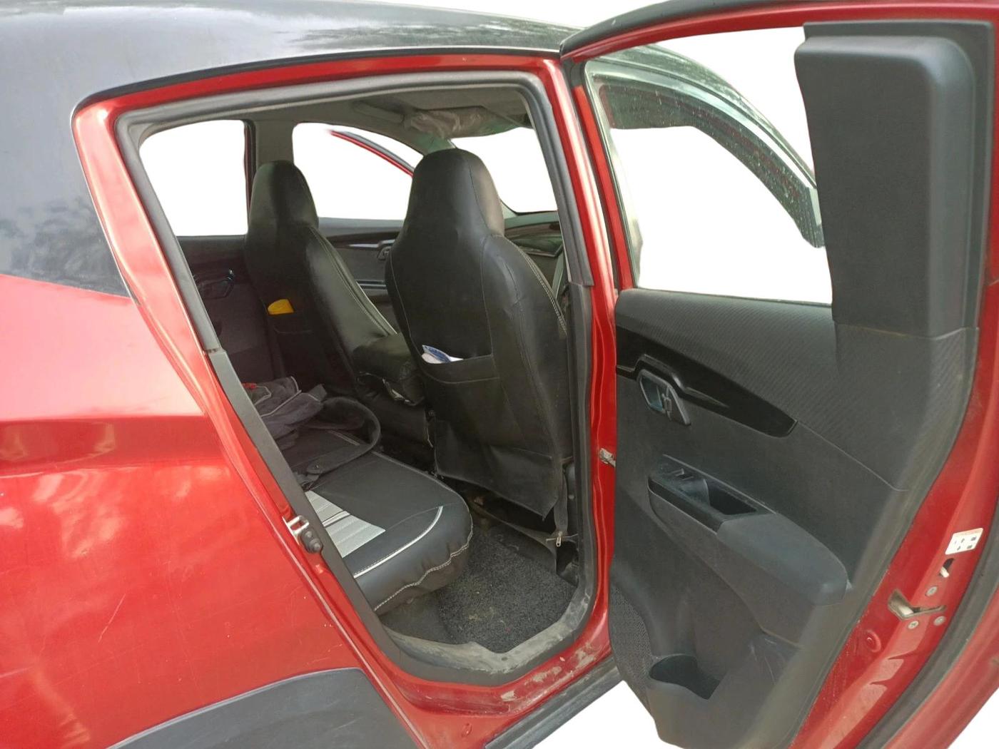 2018 Mahindra KUV 100 NXT K8 D 6 STR DUAL TONE, Diesel, Manual, 1,53,337 km, interior