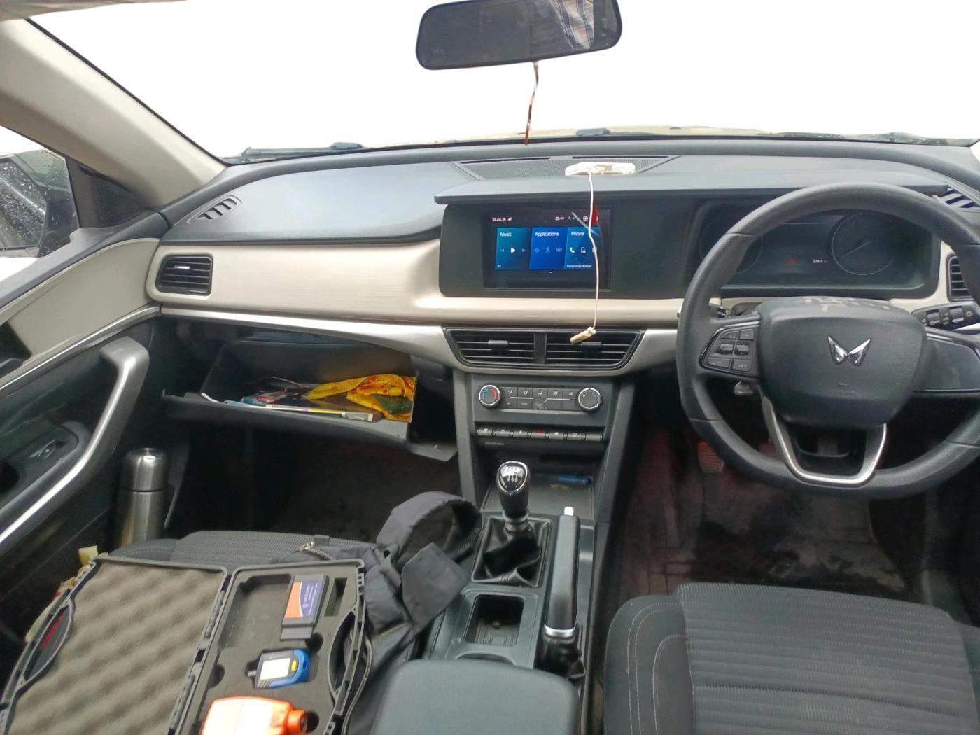 2022 Mahindra XUV700 MX P MT 5 STR, Petrol, Manual, 22,014 km, interior
