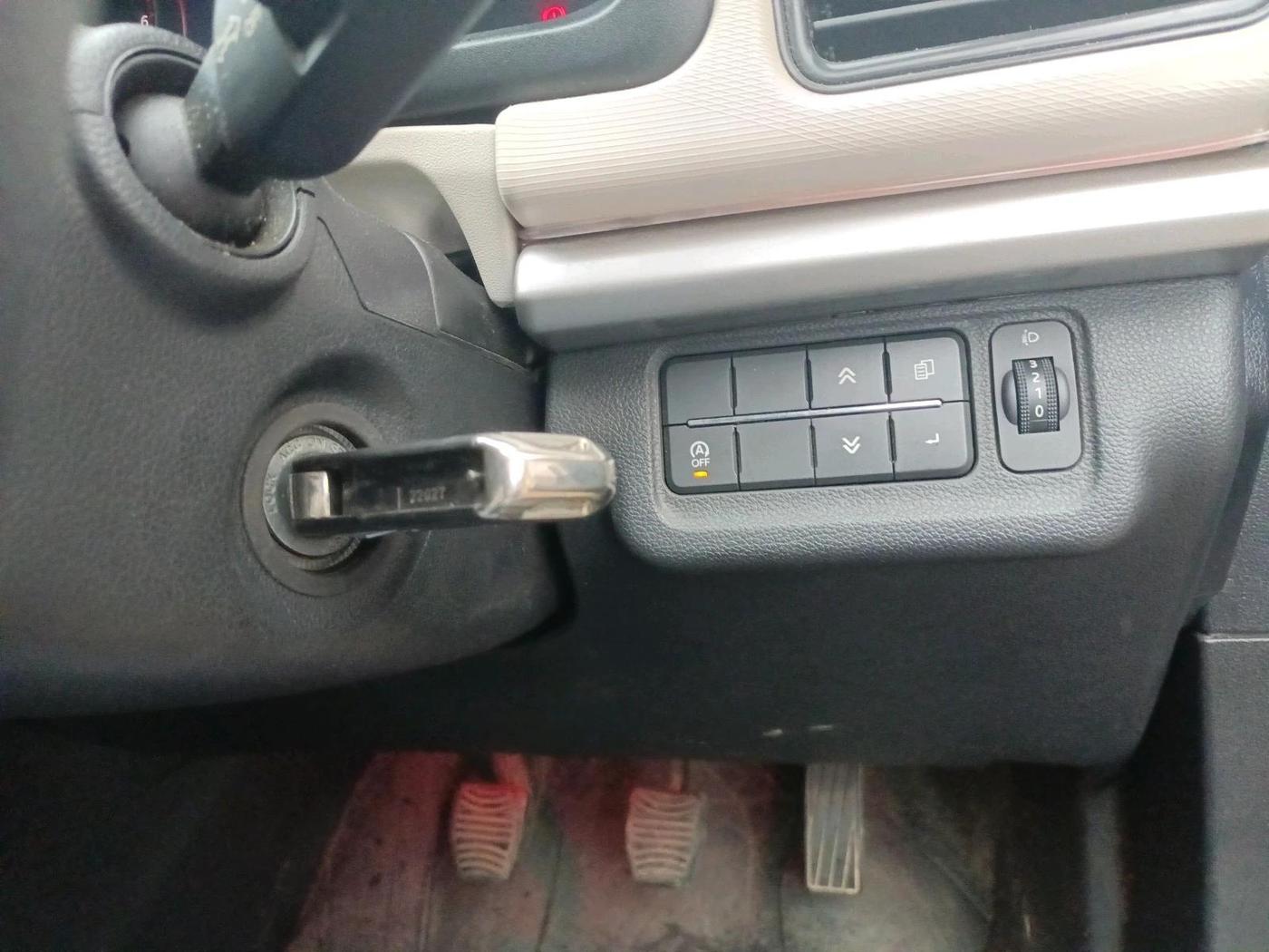 2022 Mahindra XUV700 MX P MT 5 STR, Petrol, Manual, 22,014 km, interior