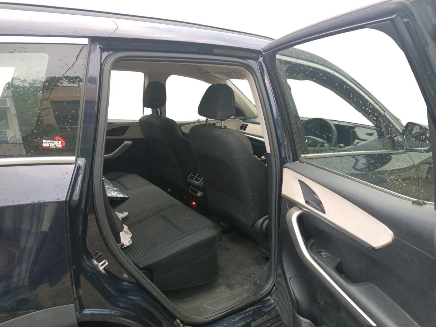 2022 Mahindra XUV700 MX P MT 5 STR, Petrol, Manual, 22,014 km, interior