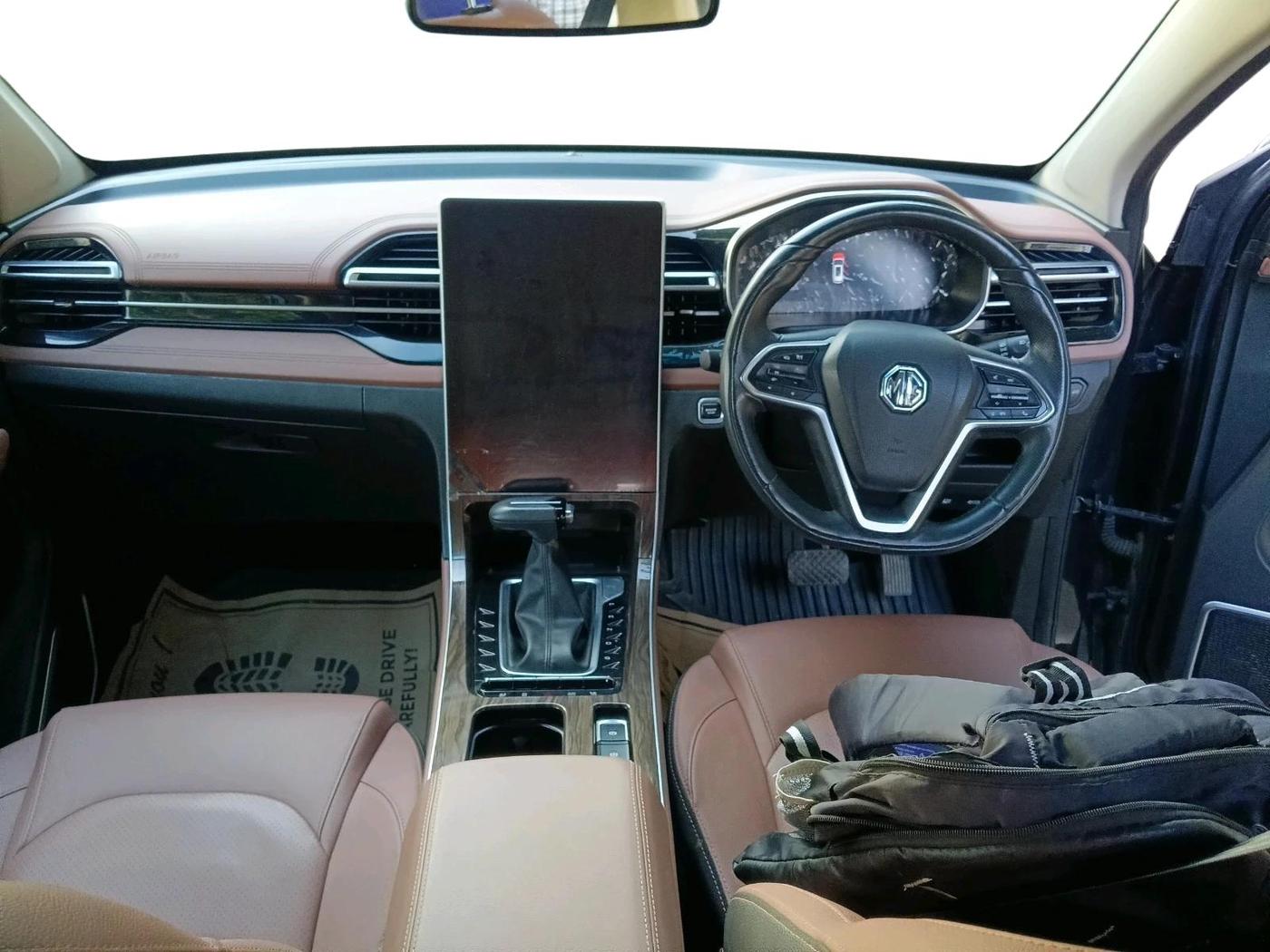 2024 MG HECTOR PLUS SAVVY PRO 1.5 TURBO CVT 7 STR, Petrol, Automatic, 26,853 km, interior