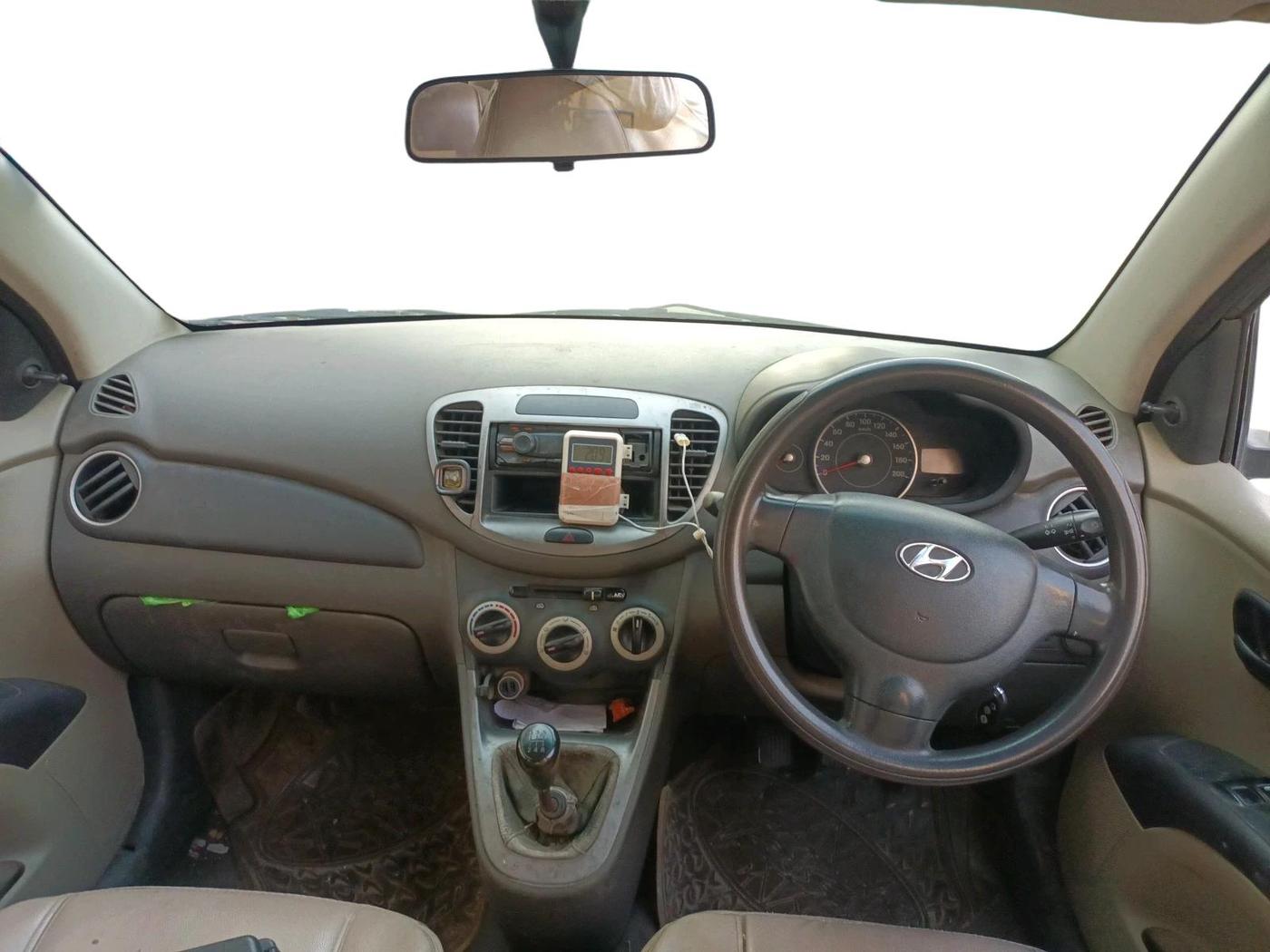2012 Hyundai i10 ERA 1.1 LPG, Petrol, Manual, 1,04,132 km, interior
