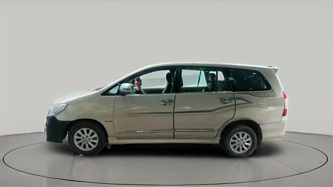 2013 Toyota Innova 2.5 ZX 7 STR, Diesel, Manual, 2,82,466 km, exterior