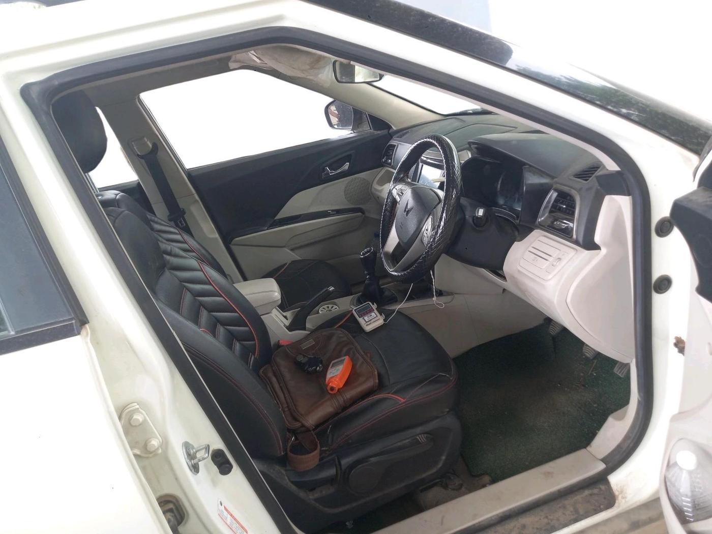 2022 Mahindra XUV300 W8 1.2 PETROL, Petrol, Manual, 72,546 km, interior