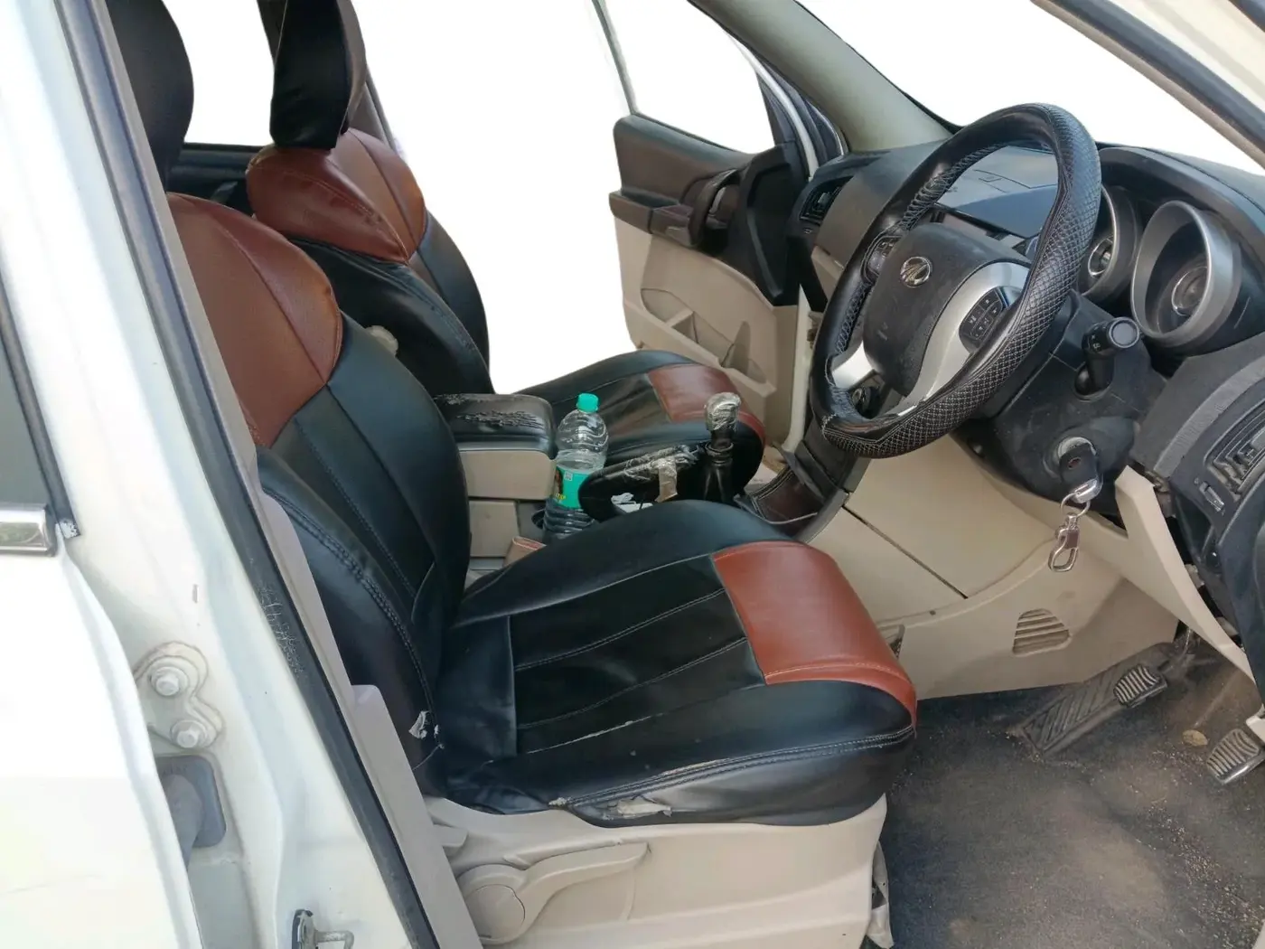 2017 Mahindra XUV500 W6, Diesel, Manual, 1,43,050 km, interior