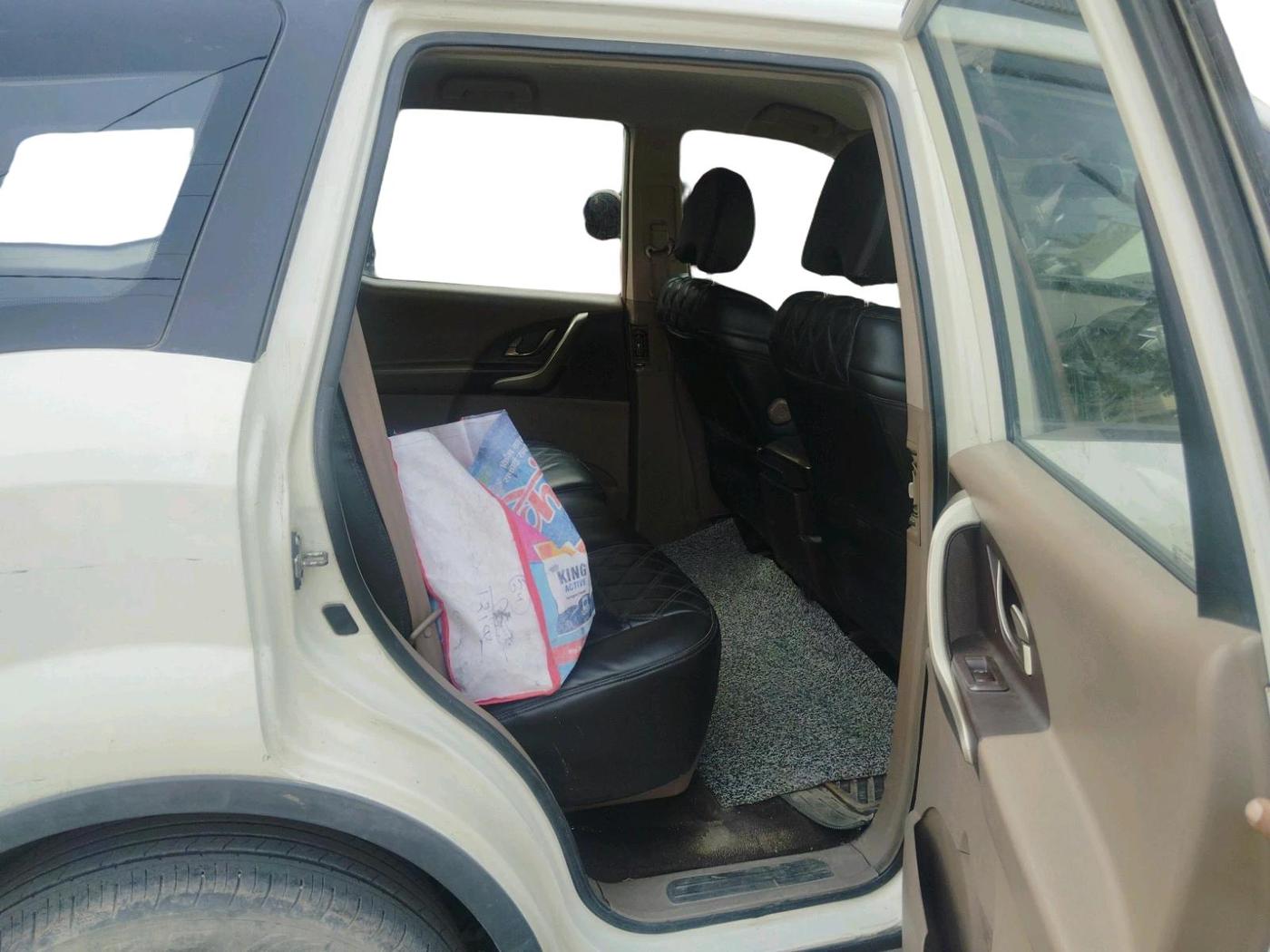 2014 Mahindra XUV500 W6, Diesel, Manual, 1,16,000 km, interior