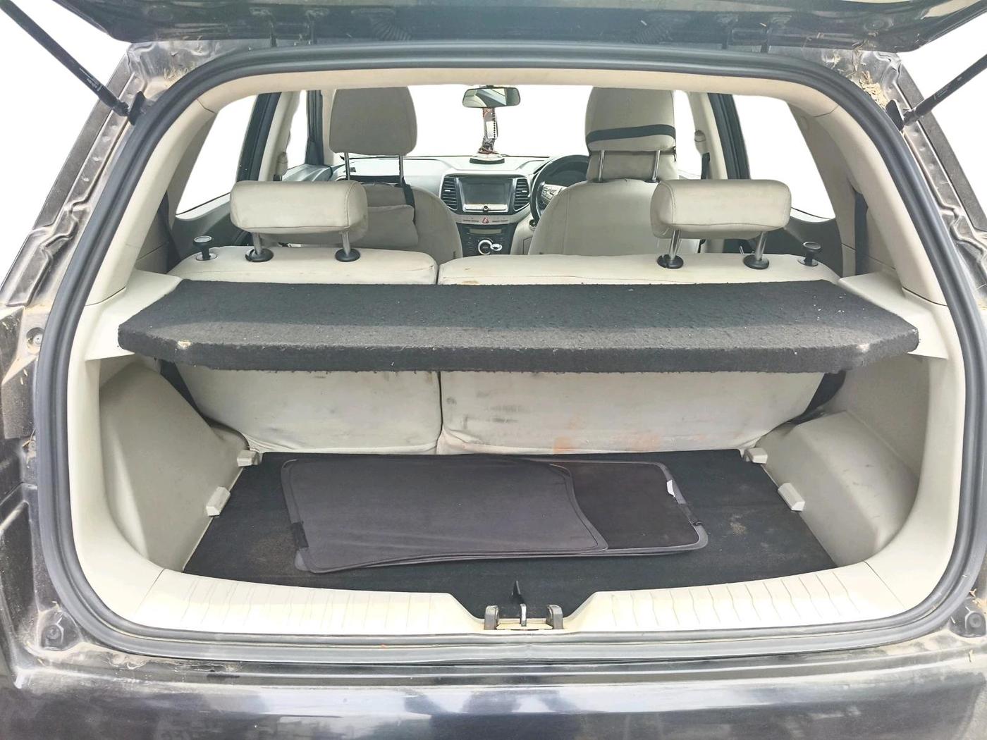 2022 Mahindra XUV300 W8 1.2 PETROL, Petrol, Manual, 67,846 km, exterior