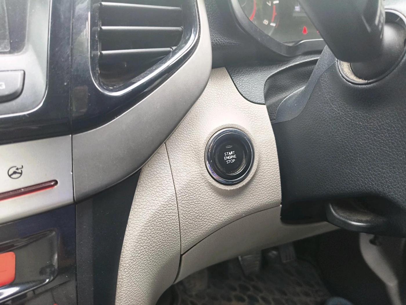 2022 Mahindra XUV300 W8 1.2 PETROL, Petrol, Manual, 67,846 km, interior