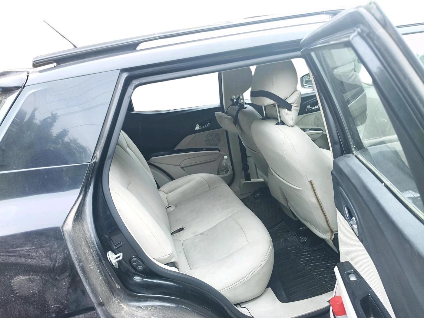 2022 Mahindra XUV300 W8 1.2 PETROL, Petrol, Manual, 67,846 km, interior