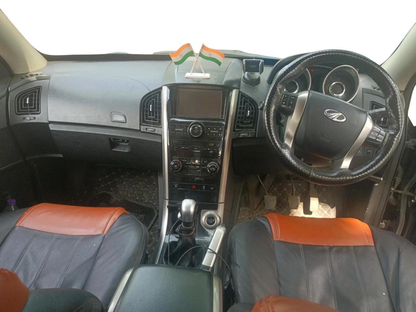 2018 Mahindra XUV500 W7, Diesel, Manual, 1,80,367 km, interior
