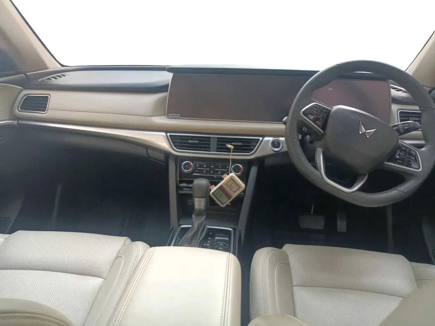 2023 Mahindra XUV700 AX 7 LUXURY D AT 7 STR, Diesel, Automatic, 37,253 km, interior