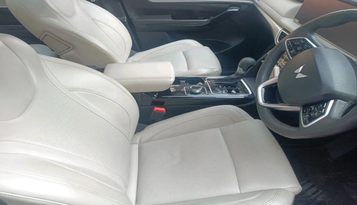 2023 Mahindra XUV700 AX 7 LUXURY D AT 7 STR, Diesel, Automatic, 37,253 km, interior