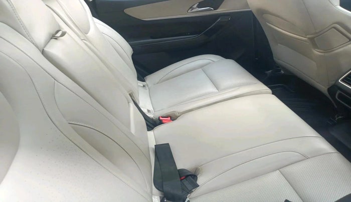 2023 Mahindra XUV700 AX 7 LUXURY D AT 7 STR, Diesel, Automatic, 37,253 km, interior