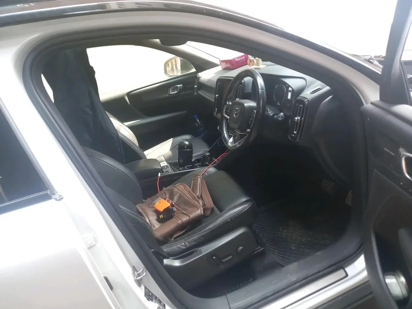 2021 Volvo XC 40 T4 R Design, Petrol, Automatic, 40,000 km, interior