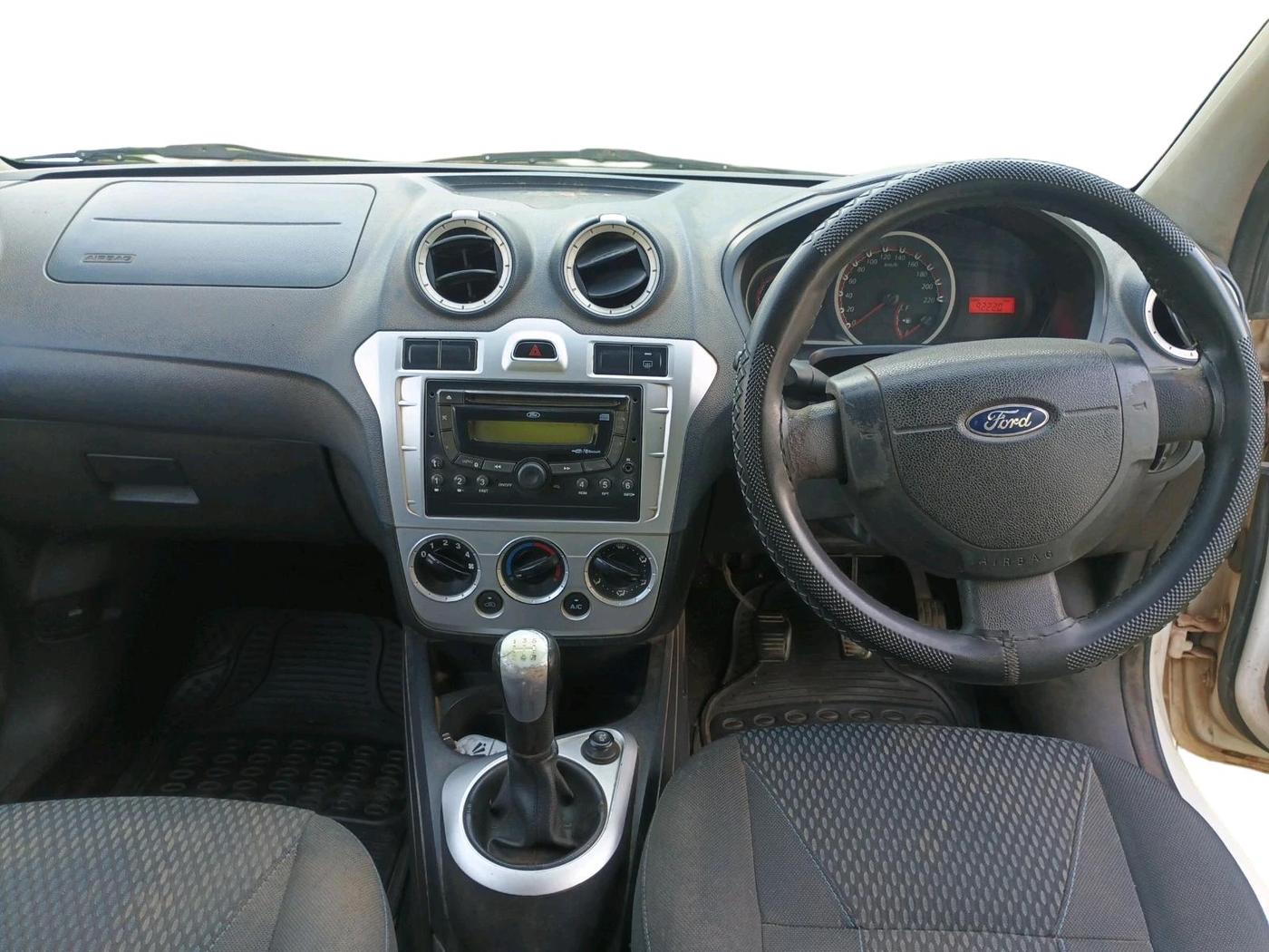 2014 Ford Figo TITANIUM 1.4 DIESEL, Diesel, Manual, 1,35,126 km, interior