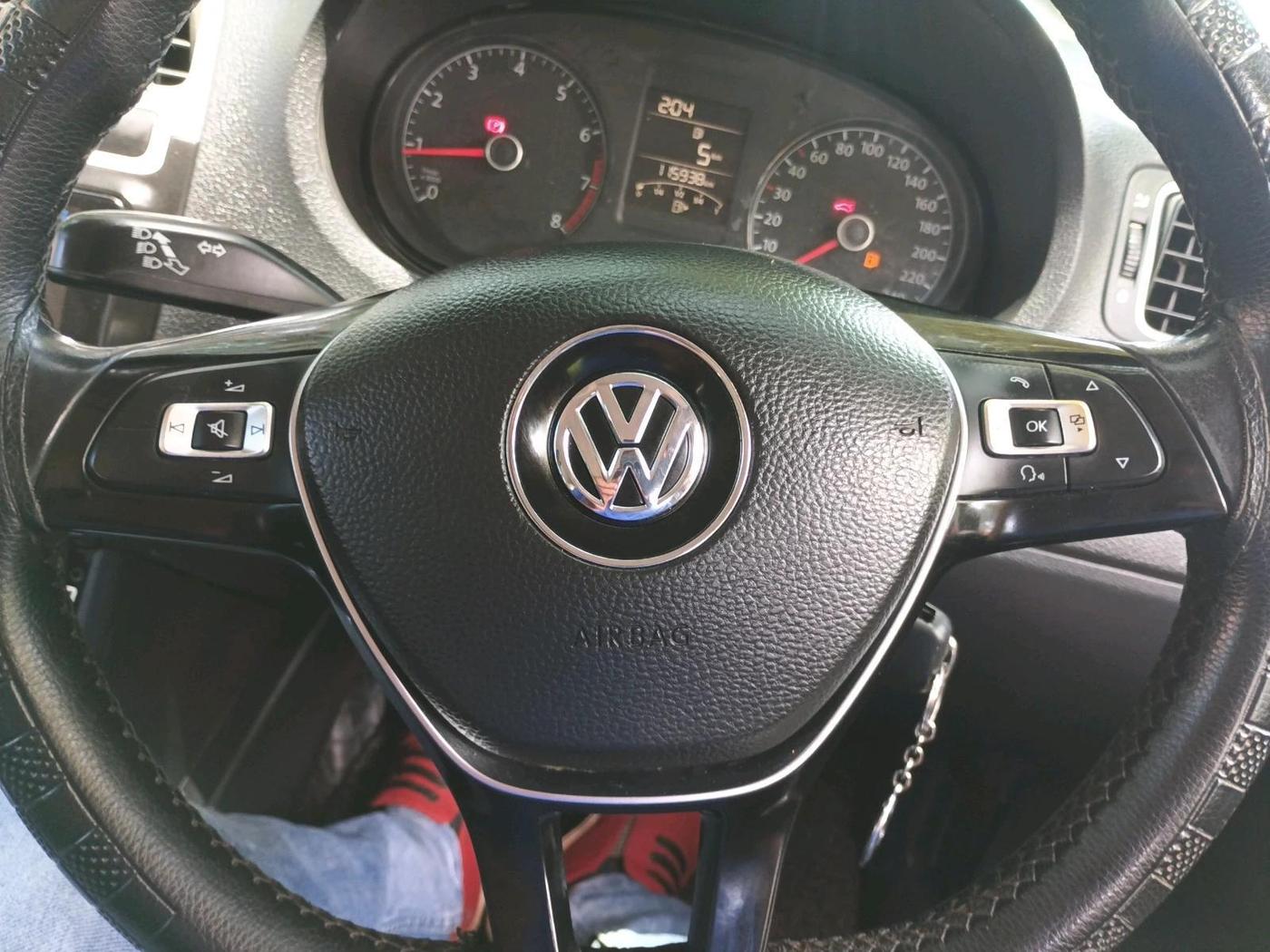 2015 Volkswagen Cross Polo HIGHLINE MPI, Petrol, Manual, 1,15,938 km, interior