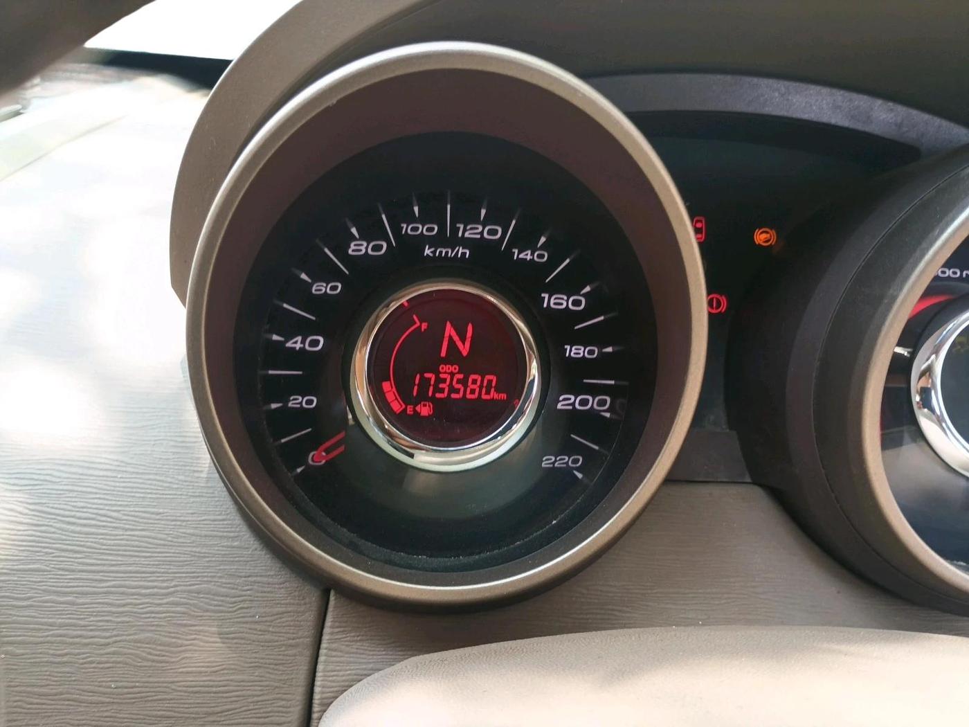 2014 Mahindra XUV500 W8, Diesel, Manual, 1,75,000 km, interior