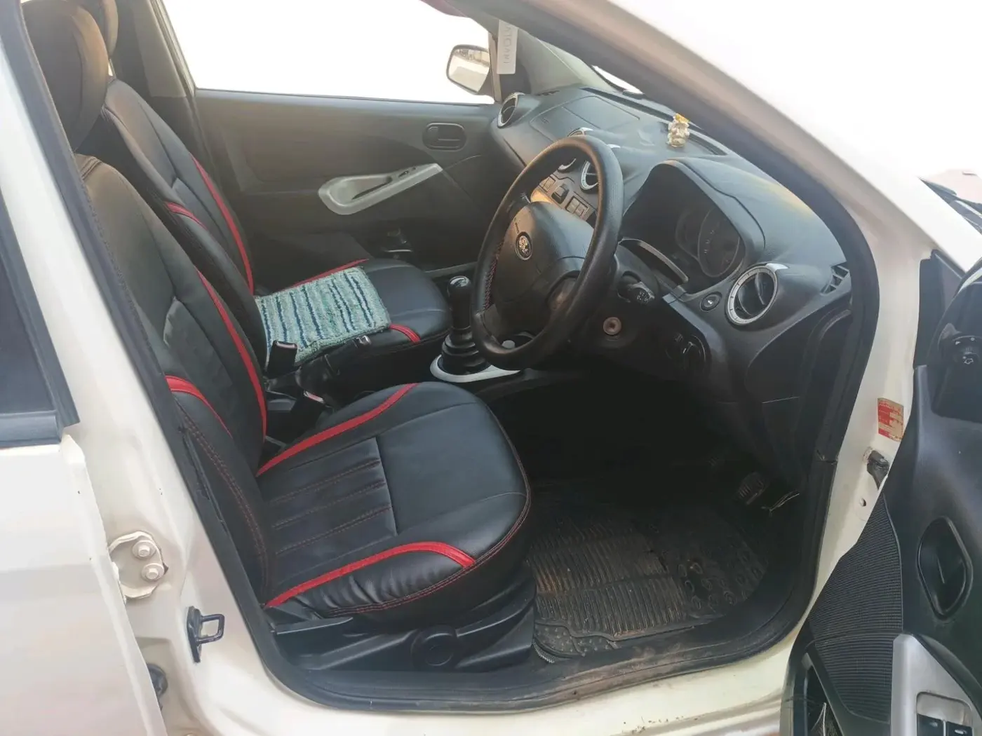 2011 Ford Figo TITANIUM 1.4 DIESEL, Diesel, Manual, 1,76,086 km, interior