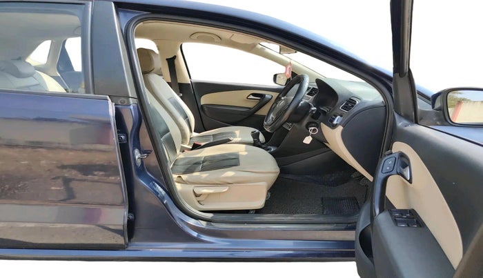 2015 Volkswagen Polo HIGHLINE1.2L, Petrol, Manual, 1,15,317 km, interior