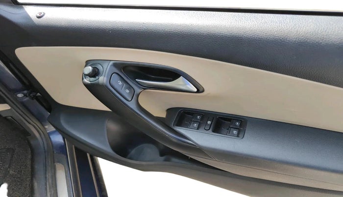 2015 Volkswagen Polo HIGHLINE1.2L, Petrol, Manual, 1,15,317 km, interior