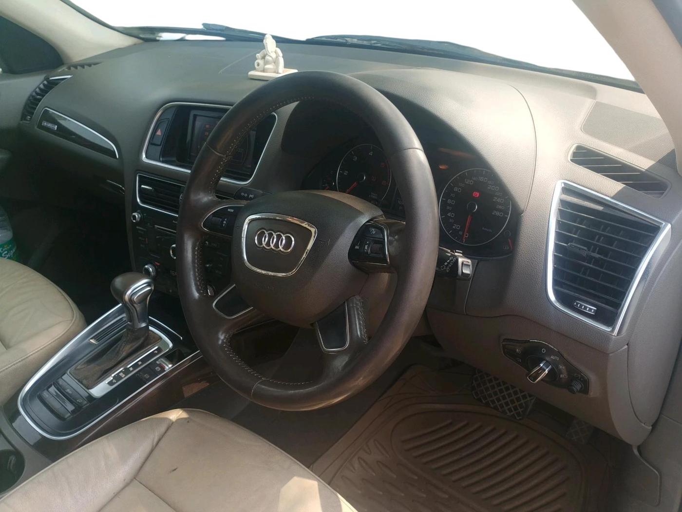 2013 Audi Q5 2.0 TDI QUATTRO, Diesel, Automatic, 1,62,401 km, interior