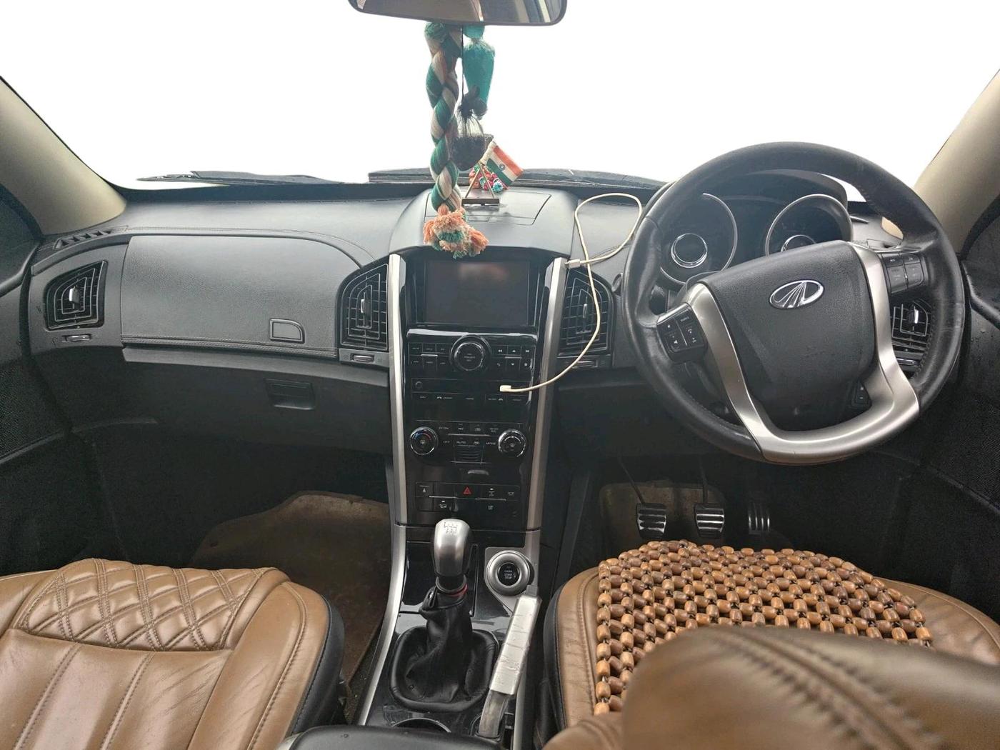2018 Mahindra XUV500 W11, Diesel, Manual, 1,01,353 km, interior