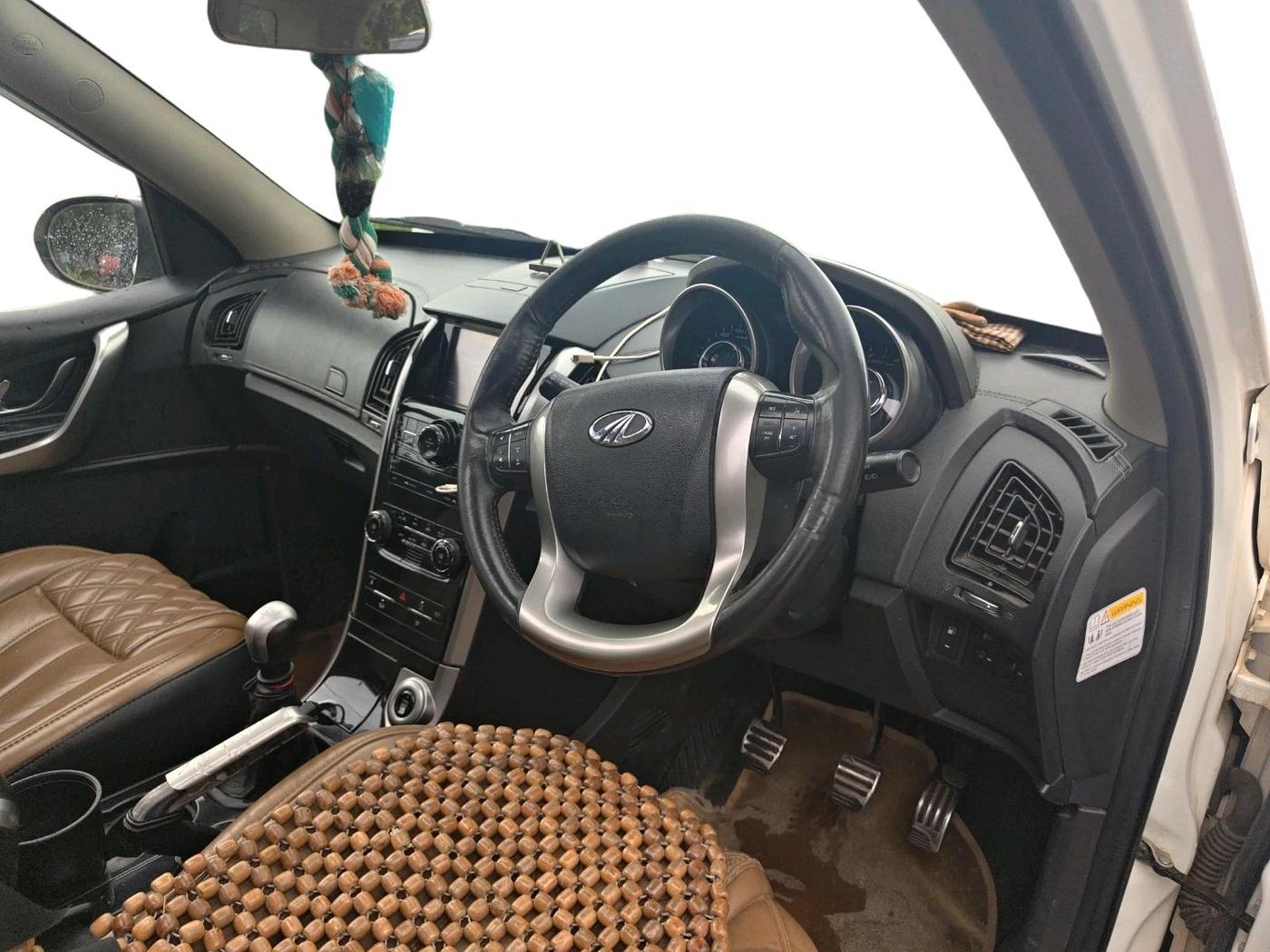 2018 Mahindra XUV500 W11, Diesel, Manual, 1,01,353 km, interior
