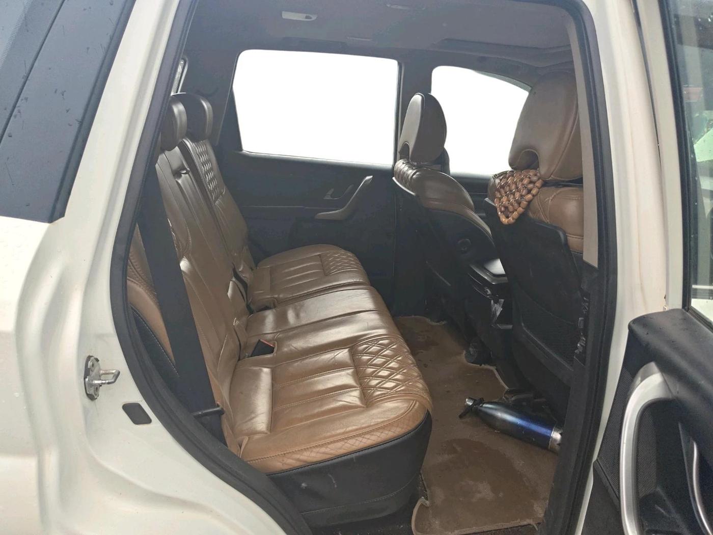 2018 Mahindra XUV500 W11, Diesel, Manual, 1,01,353 km, interior