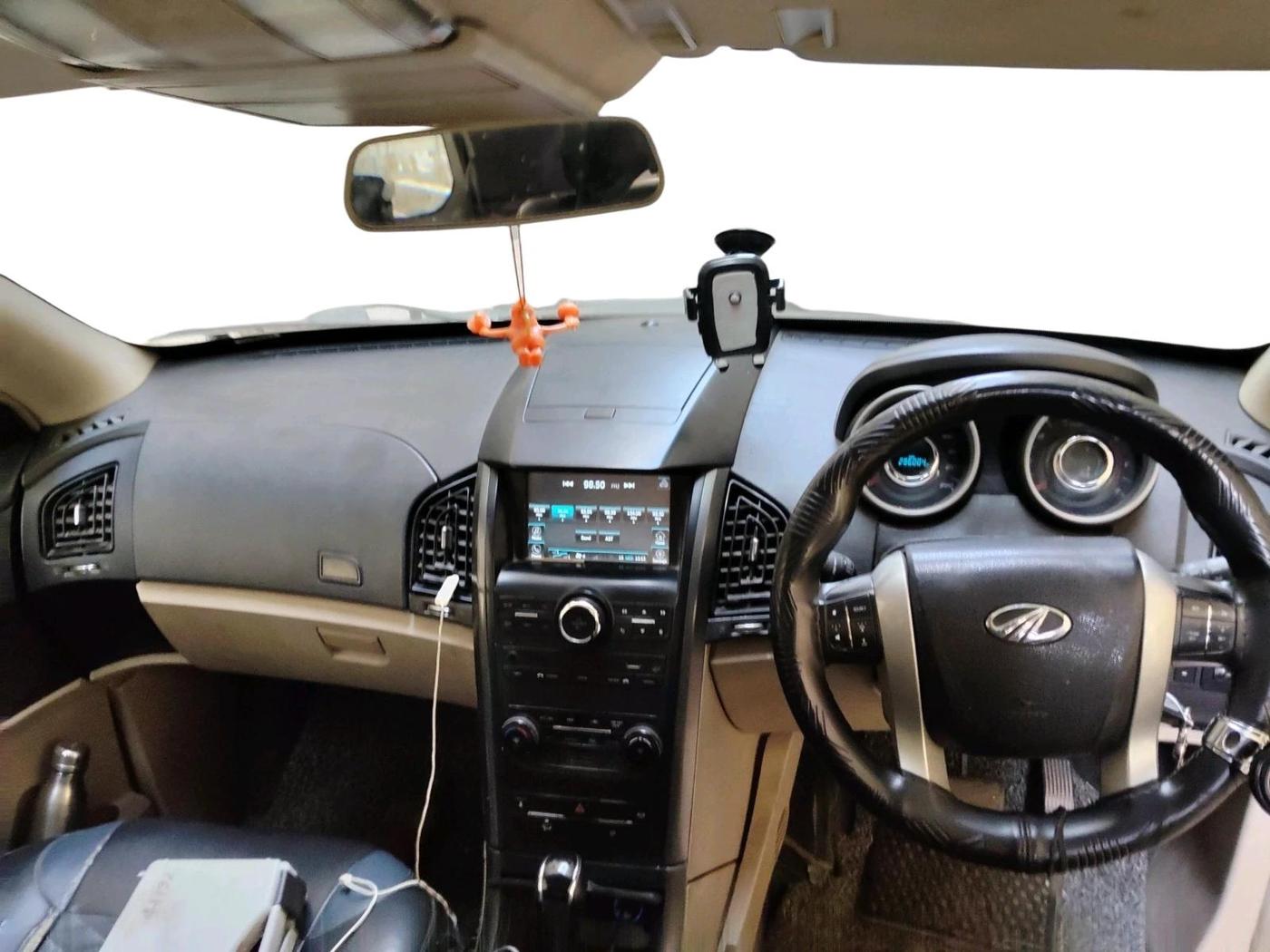 2017 Mahindra XUV500 W6 AT, Diesel, Automatic, 2,96,004 km, interior