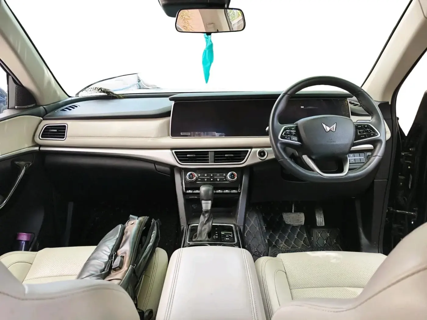 2023 Mahindra XUV700 AX 7 LUXURY D AT 7 STR, Diesel, Automatic, 75,397 km, interior