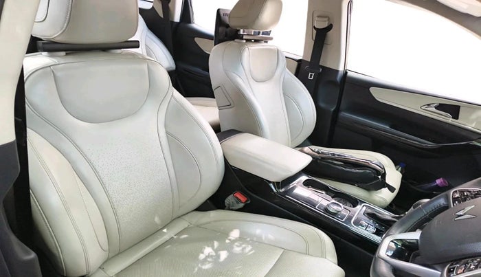 2023 Mahindra XUV700 AX 7 LUXURY D AT 7 STR, Diesel, Automatic, 75,397 km, interior
