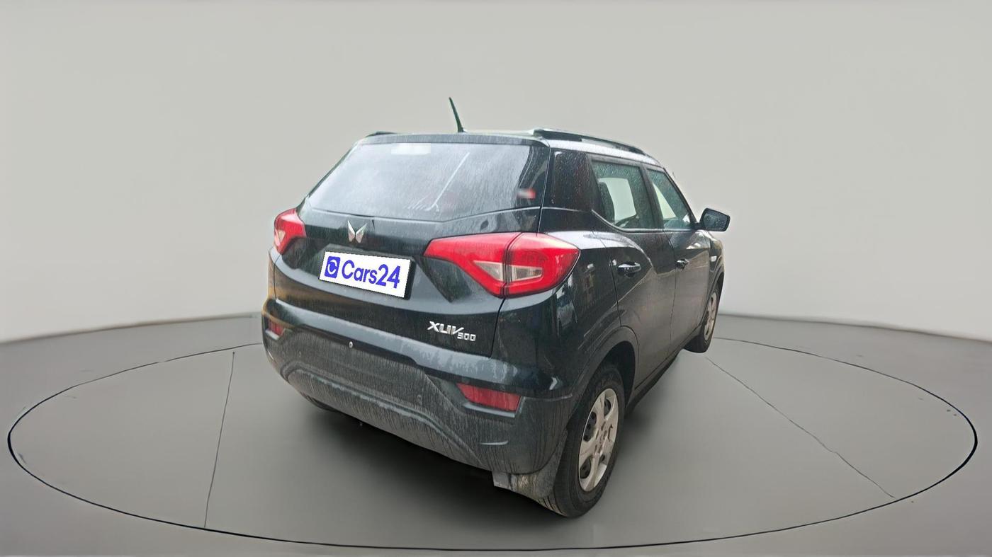 2022 Mahindra XUV300 W6 1.2 PETROL, Petrol, Manual, 31,646 km, exterior